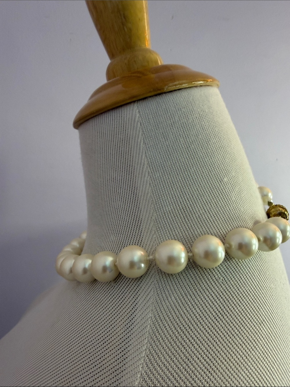 Chunky Faux Pearl Necklace with Magnetic Clasp - Picture 4 of 7